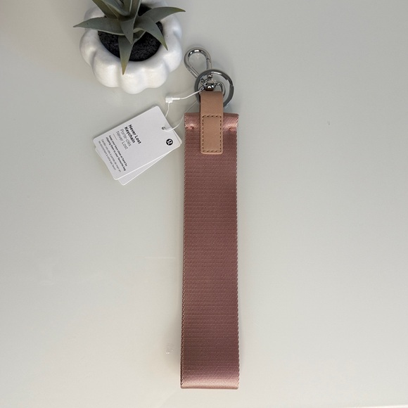 🍋 Lululemon 🍋 Never Lost Keychain Pastel Pink  NEW - Picture 4 of 10